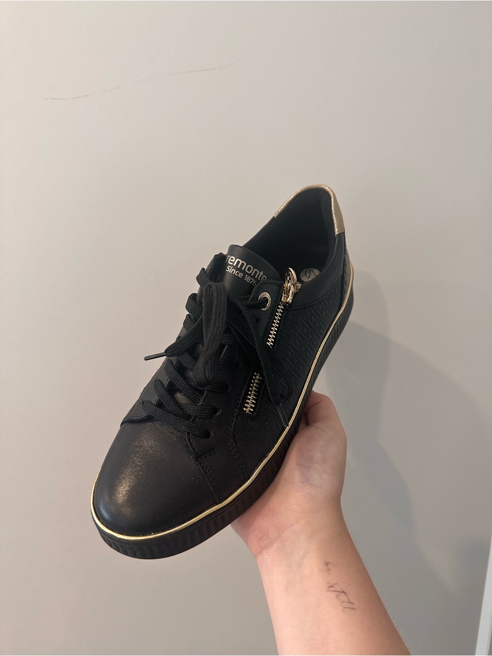 Remonte D2E00 Black & Gold Sneakers